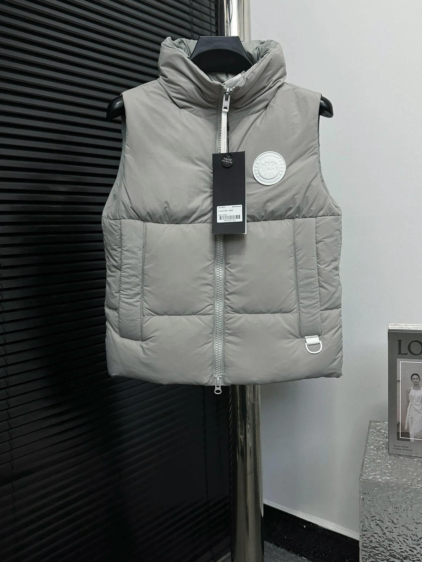 【CANADA GOOSE】PASTELS white label Series down vest. The White Label Series is a capsule limited series, and it is also the most popular PASTELS Series this year. The chest labels are all White badges, made of pure silicone, and the pattern has a strong contrast between concave and convex. The topographic map of Canada on the badge is lifelike. The plastic material used for currency logos on the market is very hard to the touch! Our original independent order accessories are all customized original accessories at a ratio of one to one. The imported YKK zippers have correct teeth, while the teeth of the fake zippers are very thick. The zipper webbing logo is printed with 3M fluorescent printing, and the original custom-made washed logo. The placket webbing and wiring details are all restored to Authentic. Size:XS S M L XL XXL